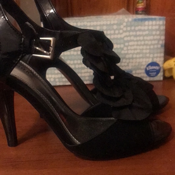 Absolutely beautiful high heeled sandals! Never worn! - Picture 8 of 9